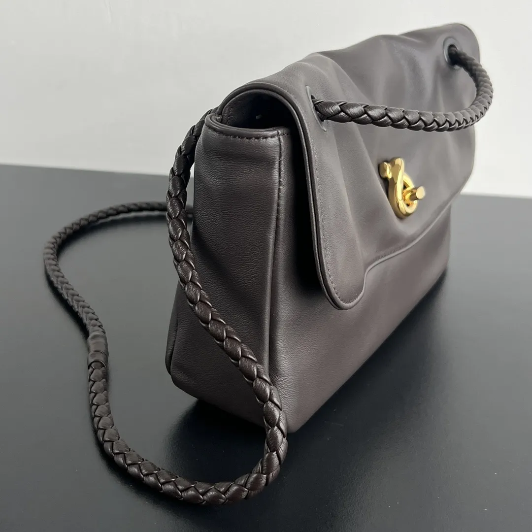 BV Madison shoulder bag 836296 detailed side view and leather texture