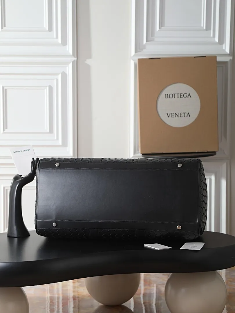Detailed Intrecciato weave on large BV duffle bag