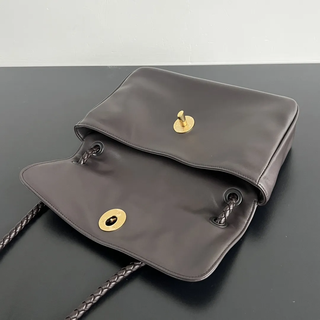 Bottom and base view of BV Madison bag in supple leather