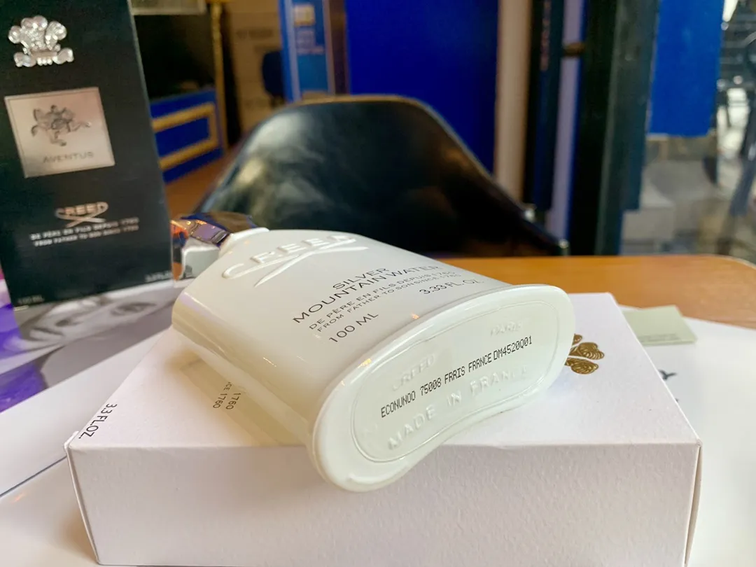 50💰Creed恺芮得信仰系列香水100ml 1⃣️银色山泉男士香水100ml 前调：香柠檬、橘子 中调：茶叶、黑加仑 后调：麝香、白松香、檀香木、苦橙叶 2⃣️拿破仑男士古龙水100ml 香调：果香馥奇香调 前调：津姜 柑橘 粉红胡椒 中调：桦木 广藿香 玫瑰 茉莉 后调：麝香 橡木苔 香草 龙涎香 属性：男香 3⃣️拿破仑之水黑瓶100ml 香调：果香甘苔调 前调：香柠檬 黑加仑 菠萝 苹果 中调：桦木 广藿香 玫瑰 茉莉 后调：麝香 橡木苔 香草 龙涎香 属性：男香