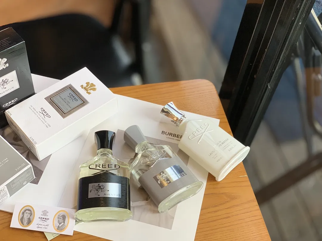 50💰Creed恺芮得信仰系列香水100ml 1⃣️银色山泉男士香水100ml 前调：香柠檬、橘子 中调：茶叶、黑加仑 后调：麝香、白松香、檀香木、苦橙叶 2⃣️拿破仑男士古龙水100ml 香调：果香馥奇香调 前调：津姜 柑橘 粉红胡椒 中调：桦木 广藿香 玫瑰 茉莉 后调：麝香 橡木苔 香草 龙涎香 属性：男香 3⃣️拿破仑之水黑瓶100ml 香调：果香甘苔调 前调：香柠檬 黑加仑 菠萝 苹果 中调：桦木 广藿香 玫瑰 茉莉 后调：麝香 橡木苔 香草 龙涎香 属性：男香