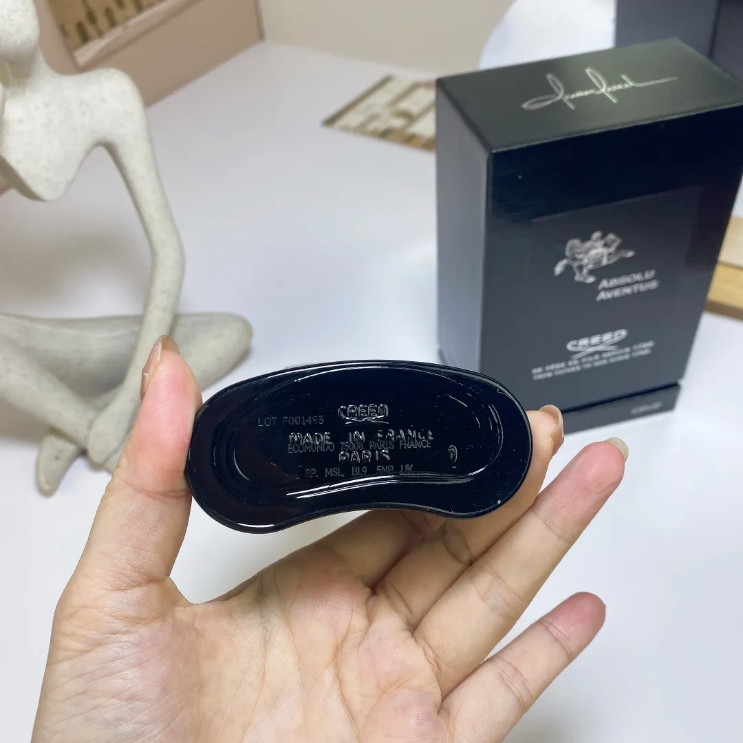 65💰恺芮得信仰礼盒装拿破仑之水(成功)馥郁版男士香水75ml Creed Absolu Aventus,2023 属性:男香 香调:果香西普调 前调:香柠檬柠檬黑加仑葡萄柚生姜 中调:菠萝广藿香粉红胡椒小豆蔻肉桂 后调:香根草广藿香开司米木劳丹脂 降龙涎香醚麝香橡木苔