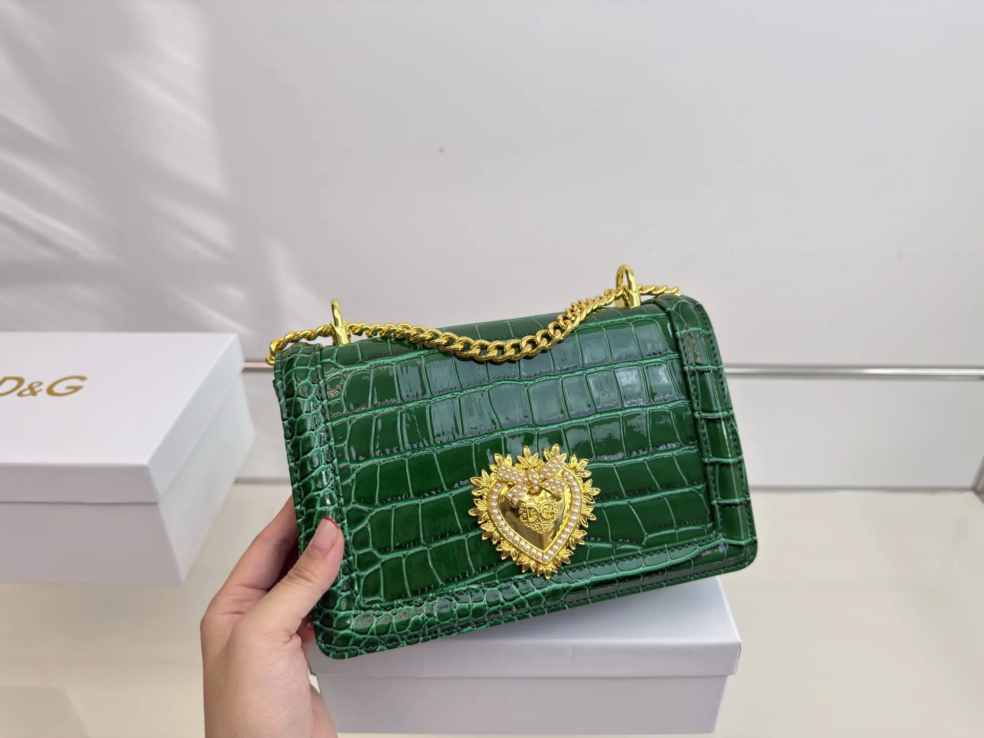 (配礼盒⚠️)p155 DG杜嘉班纳链条包 包包实在是太太太温柔了, 拿在手上少女感十足,仿佛时间停滞在听你诉说你们的故事~高级感满满!咱就是说,这个气 质就稳稳的拿捏住! 尺寸22.14