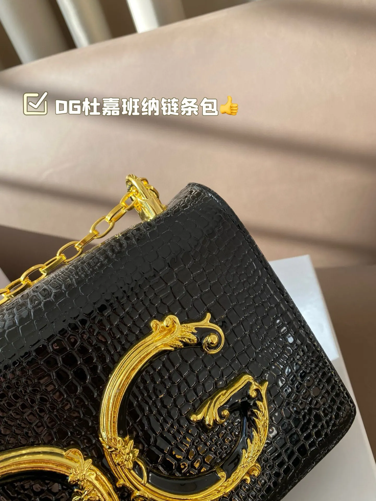 P150 配盒子 DG杜嘉班纳链条包 包包实在是太太太温柔了, 拿在手上少女感十足,仿佛时间停滞在听你诉说你们的故事~高级感满满!咱就是说,这个气 质就稳稳的拿捏住! #杜嘉班纳DG 尺寸22*14