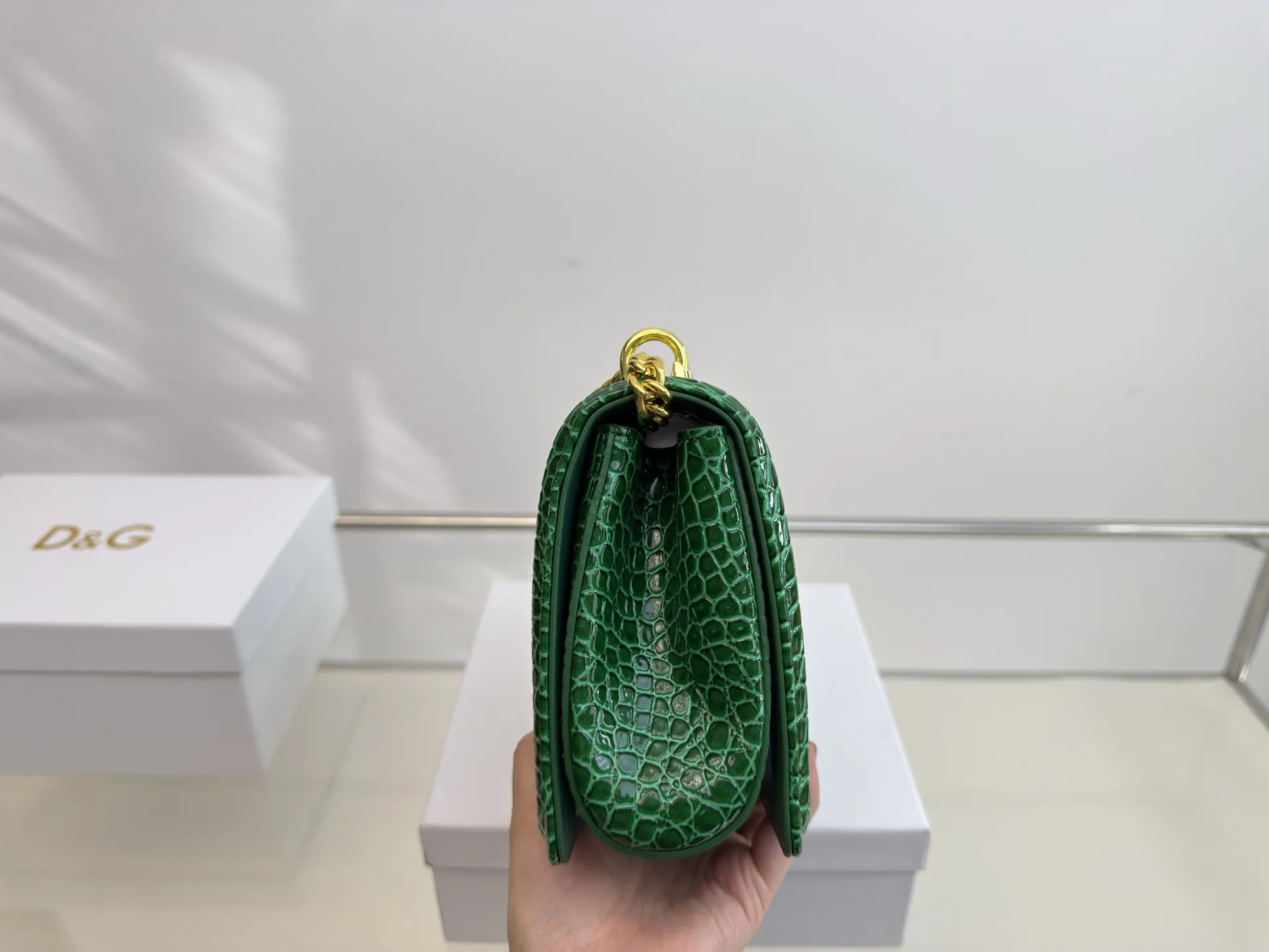 （配礼盒⚠️）p155 DG杜嘉班纳链条包 包包实在是太太太温柔了， 拿在手上少女感十足，仿佛时间停滞在听你诉说你们的故事~高级感满满!咱就是说，这个气 质就稳稳的拿捏住! 尺寸22.14