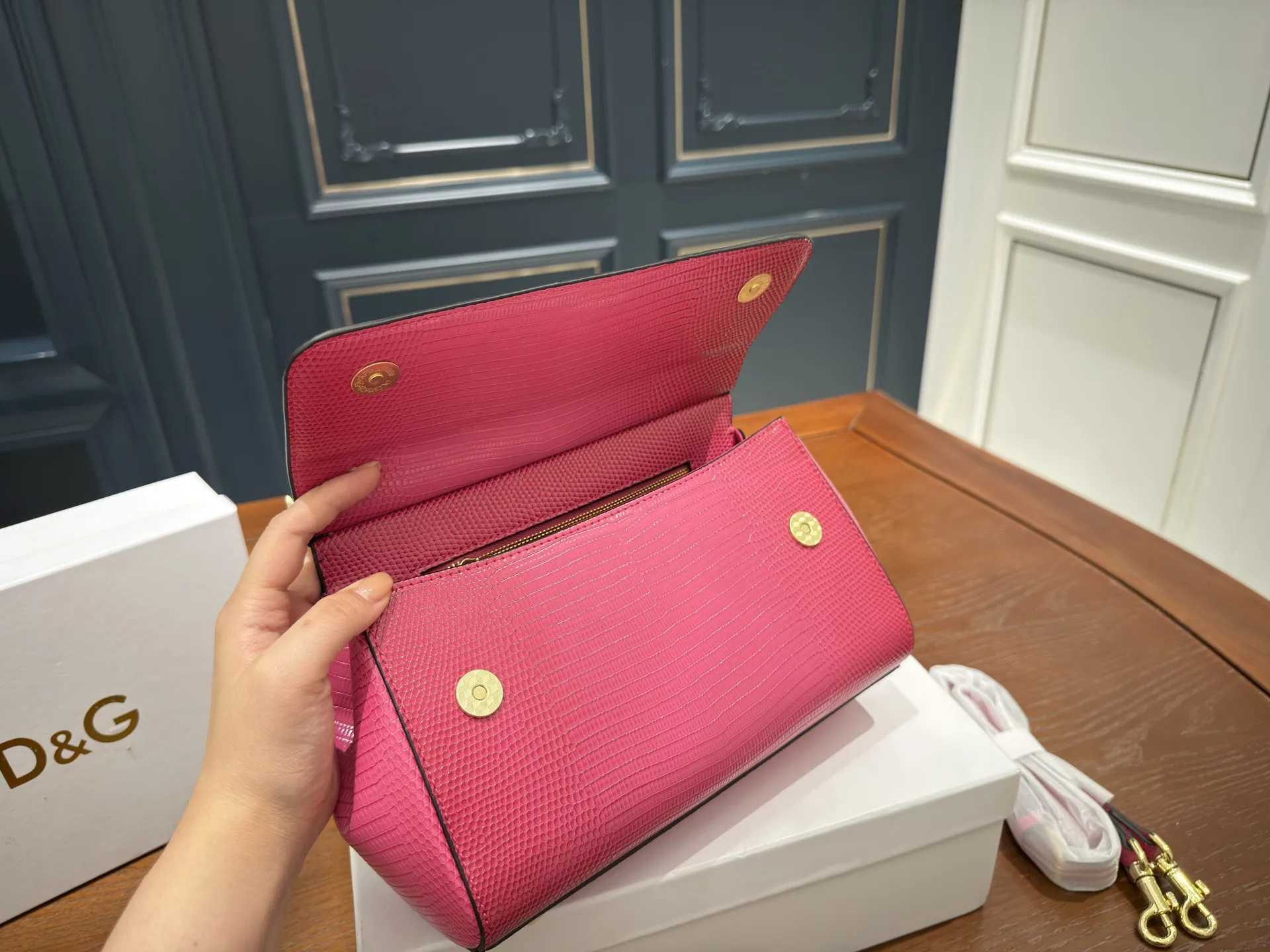 （配礼盒⚠️）p155 DG 杜嘉班纳 新款 手提 单肩 斜挎款 官网最新包 喜欢的不得了 特别有腔调 颜值无敌高 复古 优雅 奢华 大气 想到一切美好的词都想给它 一定要入的款 尺寸 25 18