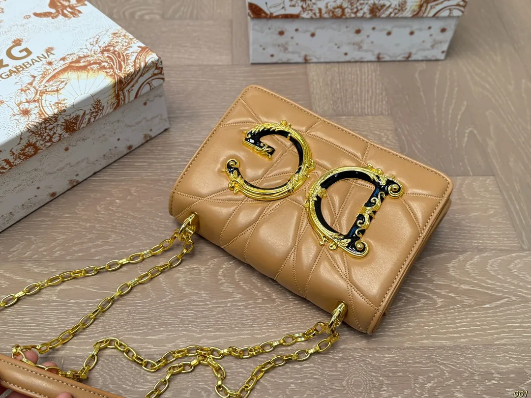 &yen;130配盒 Dolce & Gabbana 杜嘉班纳DG斜挎包 尊贵典雅的外形优质面料 奢华至极 与生俱来的英伦气息 高端品质独家订制 尺寸： 22 14