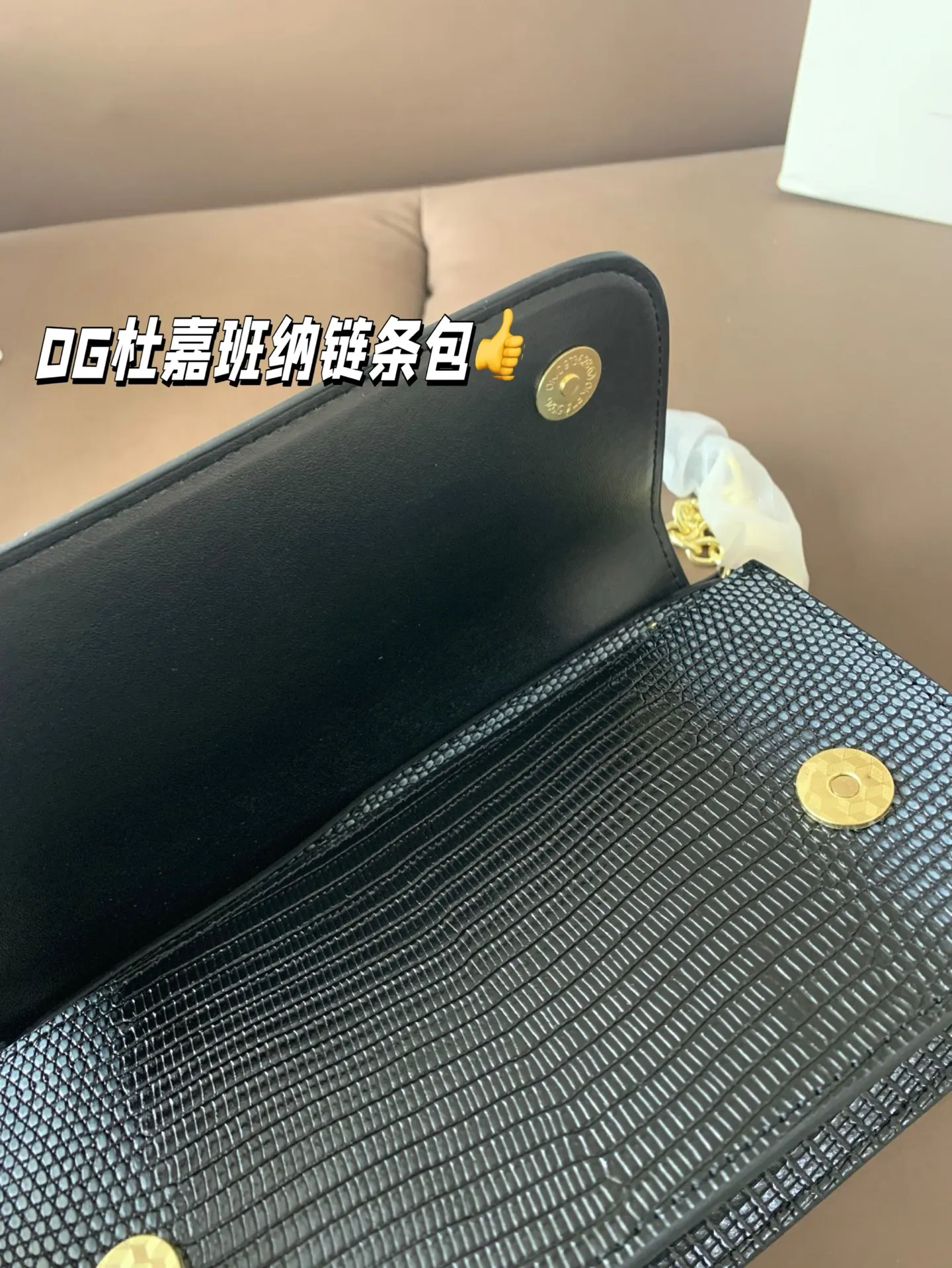 P130 配盒子 DG杜嘉班纳链条包 包包实在是太太太温柔了, 拿在手上少女感十足,仿佛时间停滞在听你诉说你们的故事~高级感满满!咱就是说,这个气 质就稳稳的拿捏住! #杜嘉班纳DG 尺寸22 13
