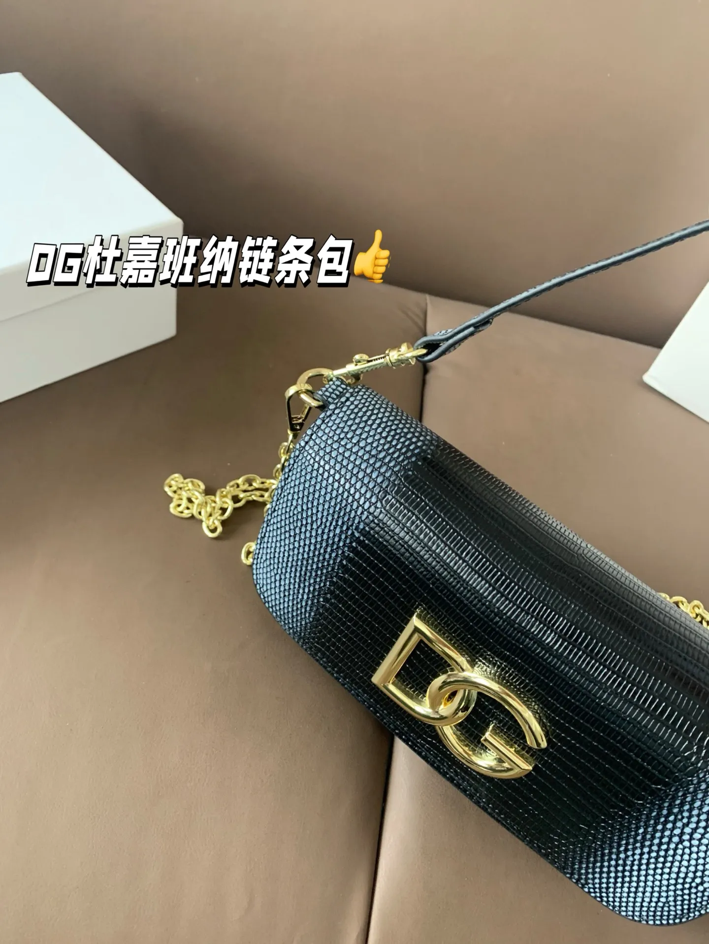 P130 配盒子 DG杜嘉班纳链条包 包包实在是太太太温柔了, 拿在手上少女感十足,仿佛时间停滞在听你诉说你们的故事~高级感满满!咱就是说,这个气 质就稳稳的拿捏住! #杜嘉班纳DG 尺寸22 13