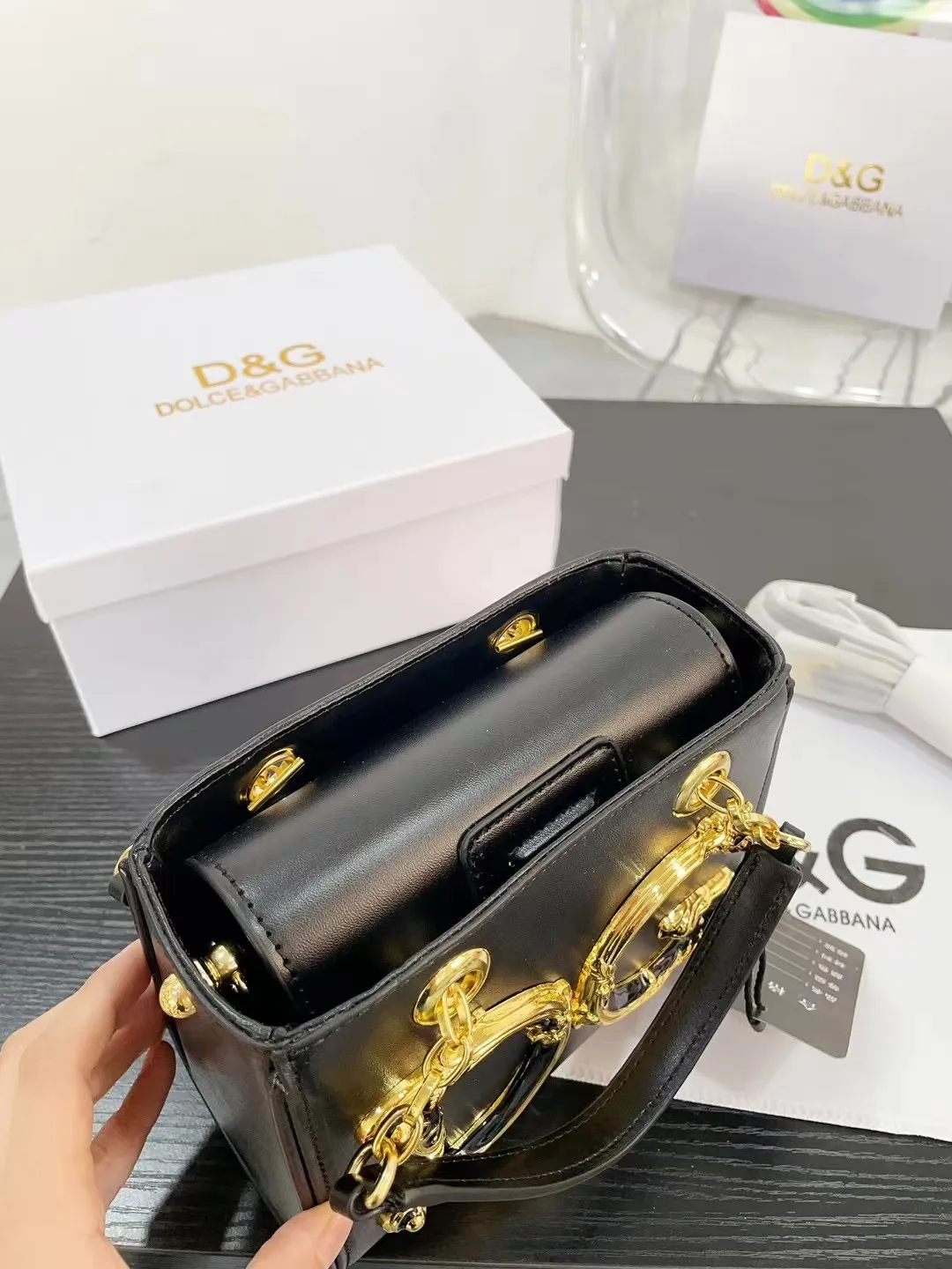 👑💰165配盒 ⚠️尺寸18.15.7 杜嘉班纳.小戴妃 超高级的极简风设计 独特的艺术气息 颜值高 集美必入