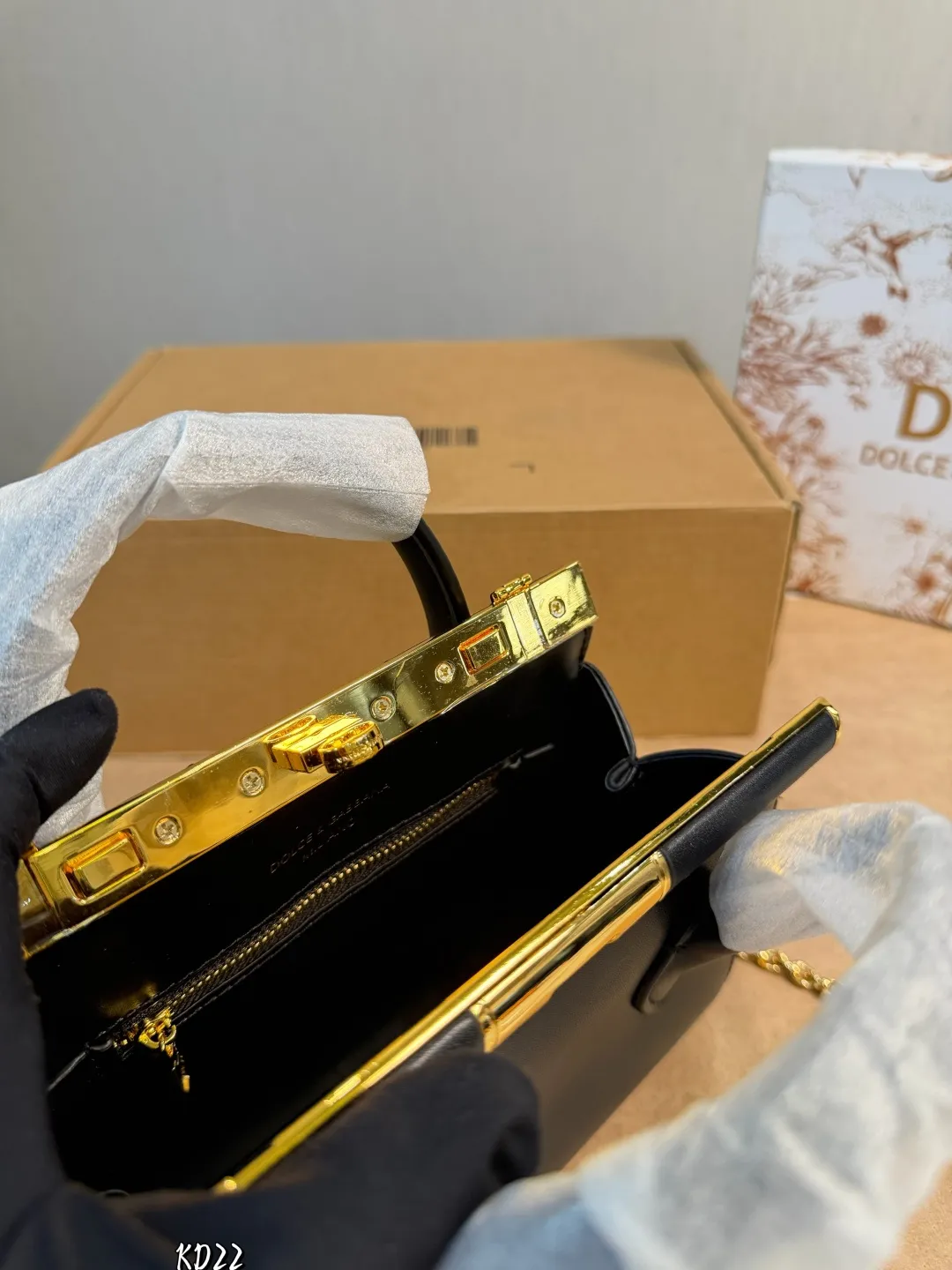 ❤️P150(礼盒包装)❤️ 杜嘉班纳DG链条包独家旋锁开合、悄然诉说着另一个时代 在永恒传统与现代优雅之间创造和谐Marlene包包质感完全在线,五金太精致了,背出高级感不管是送爱人还是犒劳自己,都是超赞选择,让浪漫与实用并存,轻松成为约会C位~ 尺寸:19 14cm
