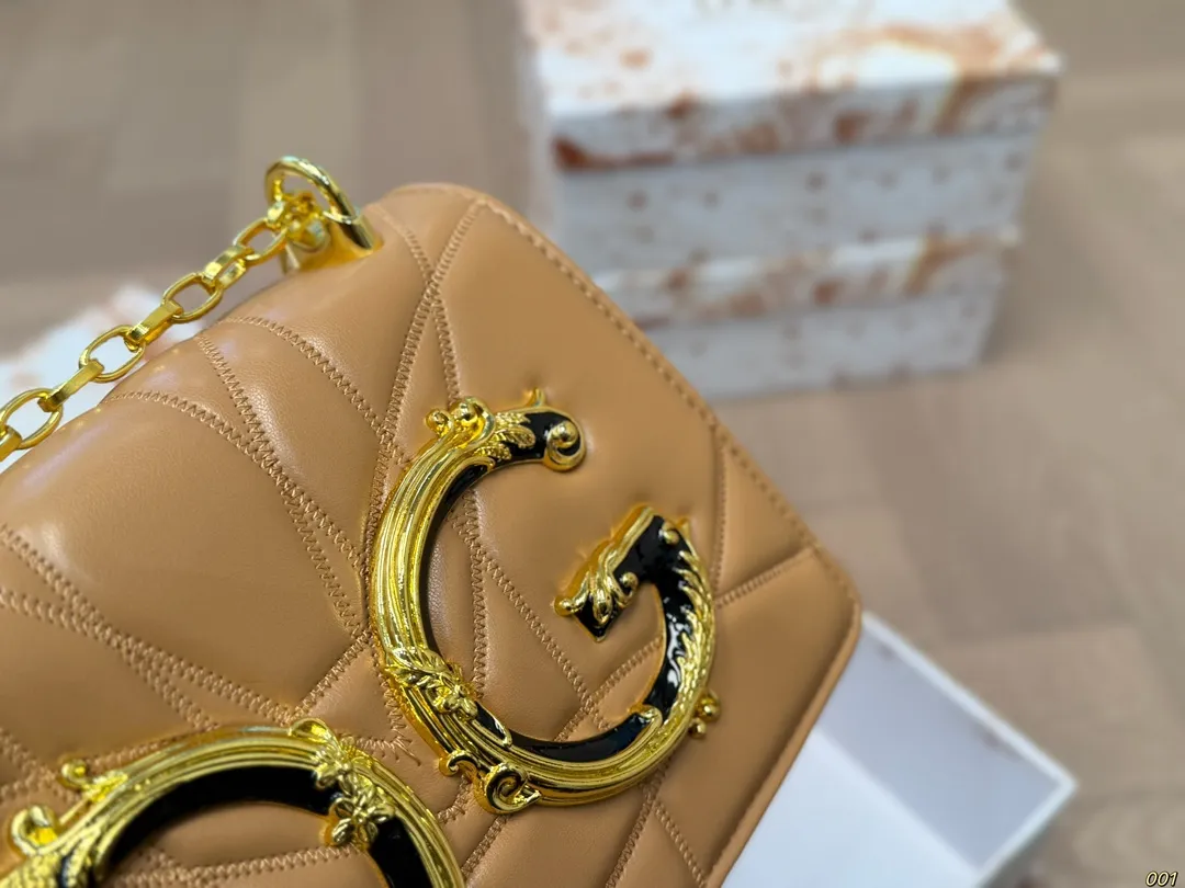 &yen;130配盒 Dolce & Gabbana 杜嘉班纳DG斜挎包 尊贵典雅的外形优质面料 奢华至极 与生俱来的英伦气息 高端品质独家订制 尺寸： 22 14