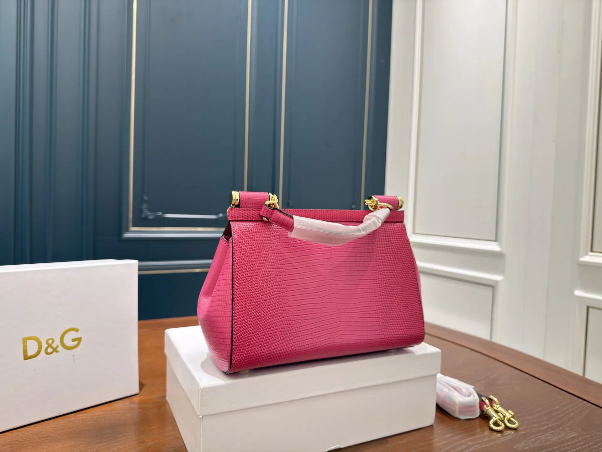 （配礼盒⚠️）p155 DG 杜嘉班纳 新款 手提 单肩 斜挎款 官网最新包 喜欢的不得了 特别有腔调 颜值无敌高 复古 优雅 奢华 大气 想到一切美好的词都想给它 一定要入的款 尺寸 25 18