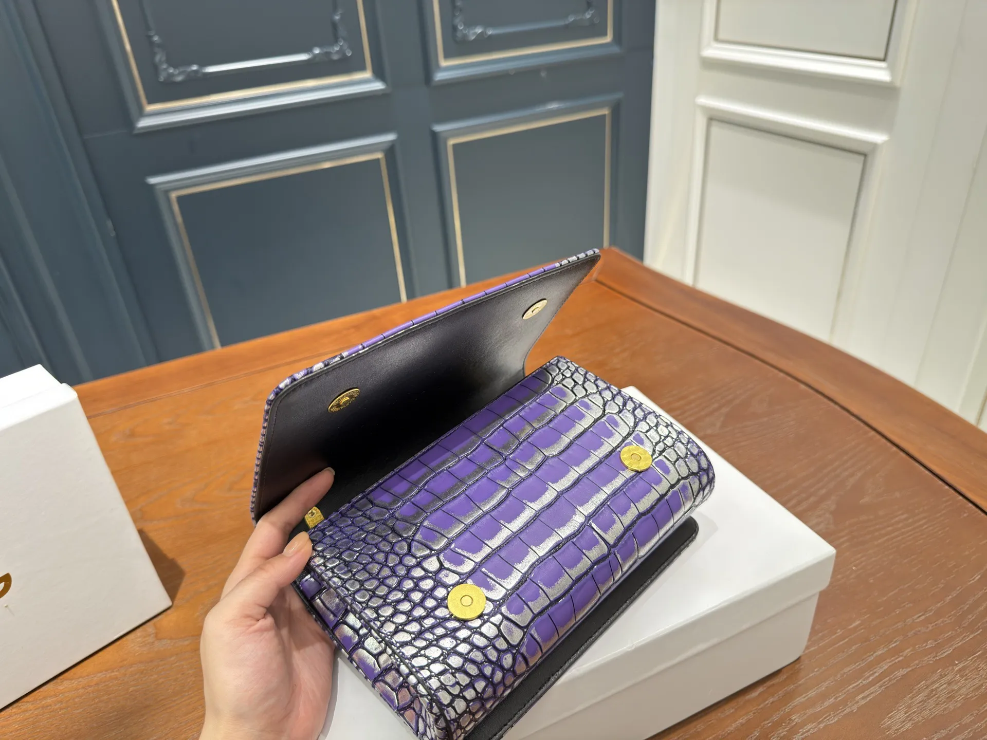 (配盒⚠️)p150 DG杜嘉班纳链条包 包包实在是太太太温柔了, 拿在手上少女感十足,仿佛时间停滞在听你诉说你们的故事~高级感满满!咱就是说,这个气 质就稳稳的拿捏住!尺寸21.5 14