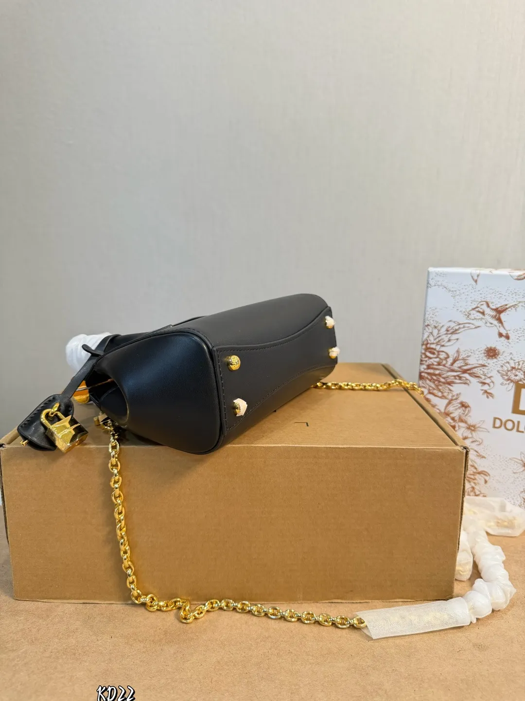 ❤️P150（礼盒包装）❤️ 杜嘉班纳DG链条包独家旋锁开合、悄然诉说着另一个时代 在永恒传统与现代优雅之间创造和谐Marlene包包质感完全在线，五金太精致了，背出高级感不管是送爱人还是犒劳自己，都是超赞选择，让浪漫与实用并存，轻松成为约会C位~ 尺寸：19 14cm