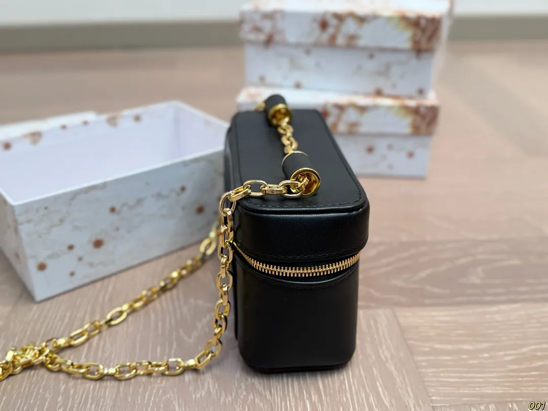 ¥130配盒 Dolce & Gabbana 杜嘉班纳DG斜挎包 尊贵典雅的外形优质面料 奢华至极 与生俱来的英伦气息 高端品质独家订制 尺寸: 18 11