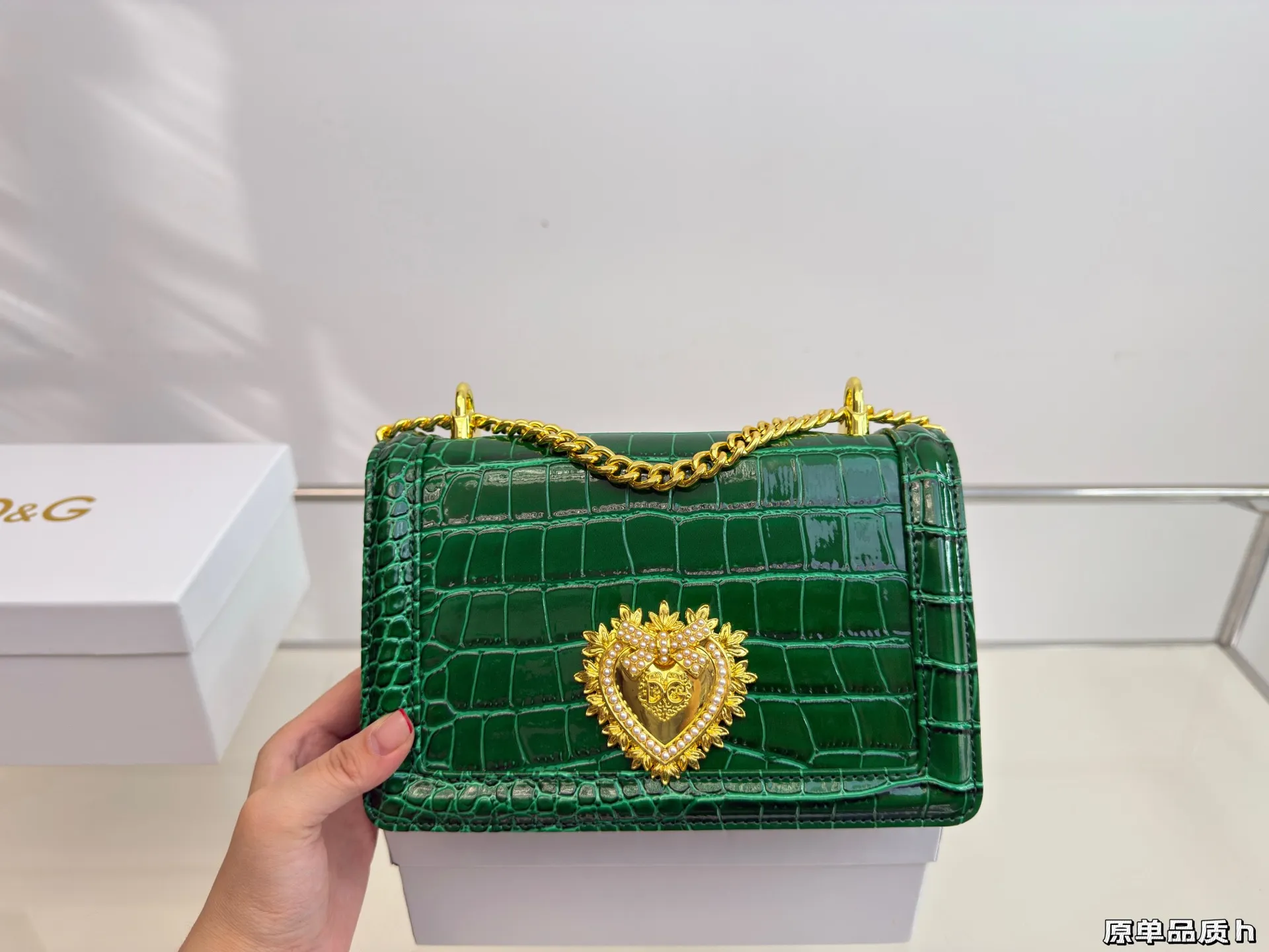 （配礼盒⚠️）p155 DG杜嘉班纳链条包 包包实在是太太太温柔了， 拿在手上少女感十足，仿佛时间停滞在听你诉说你们的故事~高级感满满!咱就是说，这个气 质就稳稳的拿捏住! 尺寸22.14