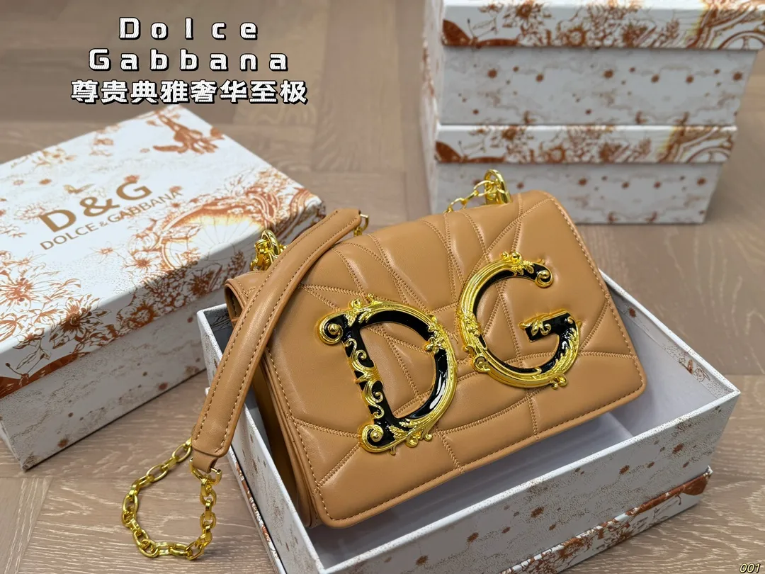 &yen;130配盒 Dolce & Gabbana 杜嘉班纳DG斜挎包 尊贵典雅的外形优质面料 奢华至极 与生俱来的英伦气息 高端品质独家订制 尺寸： 22 14