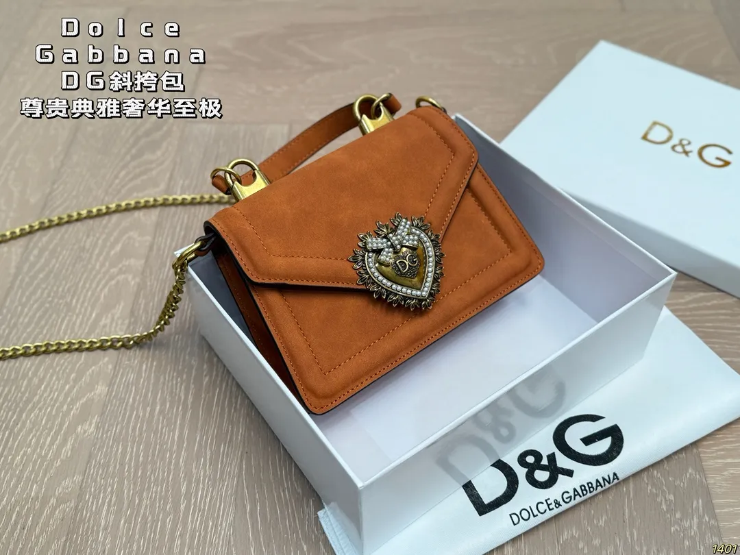 ¥140配盒 Dolce & Gabbana 杜嘉班纳DG斜挎包 尊贵典雅的外形优质面料 奢华至极 与生俱来的英伦气息 高端品质独家订制 尺寸:18 13