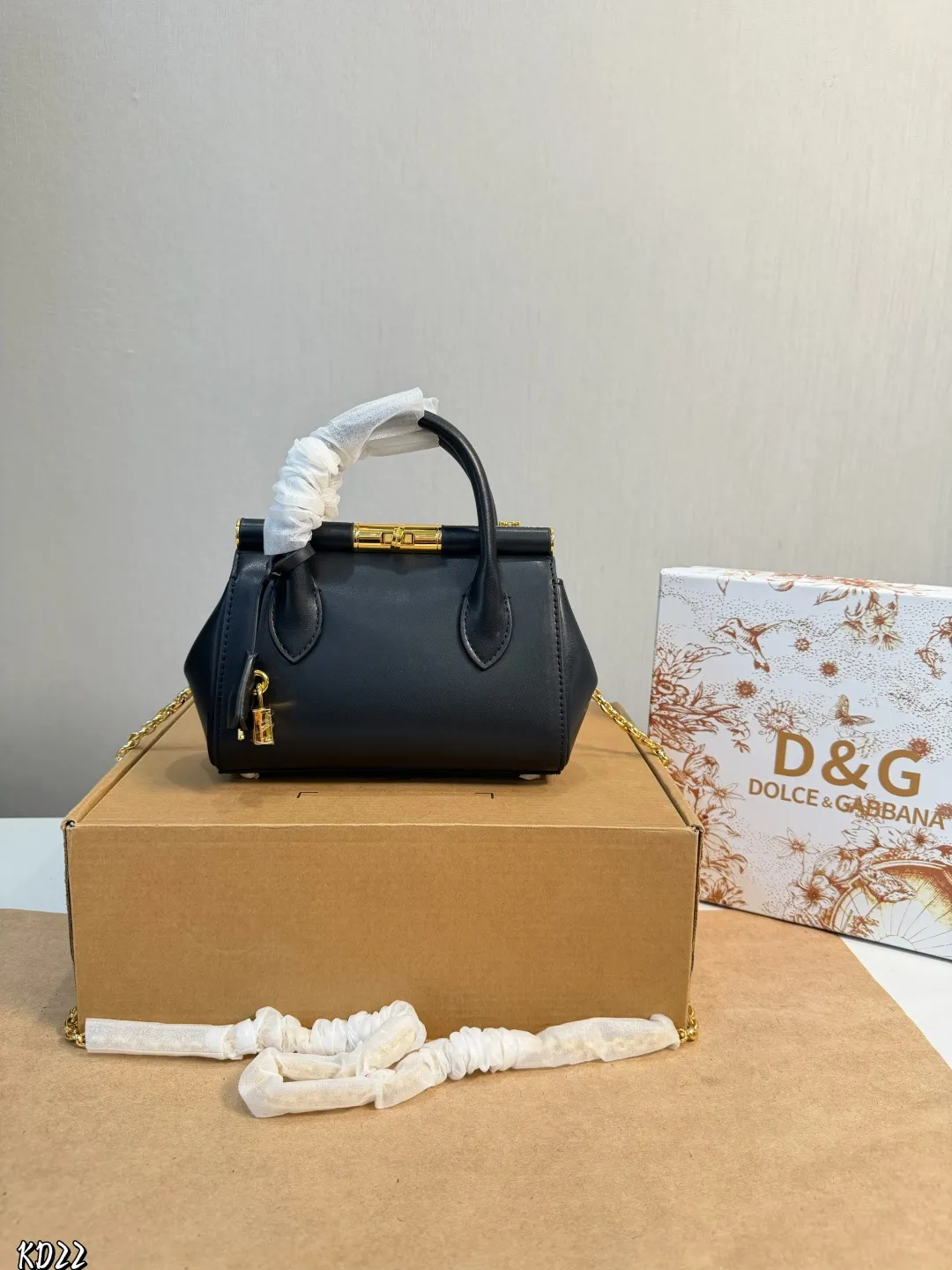 ❤️P150(礼盒包装)❤️ 杜嘉班纳DG链条包独家旋锁开合、悄然诉说着另一个时代 在永恒传统与现代优雅之间创造和谐Marlene包包质感完全在线,五金太精致了,背出高级感不管是送爱人还是犒劳自己,都是超赞选择,让浪漫与实用并存,轻松成为约会C位~ 尺寸:19 14cm