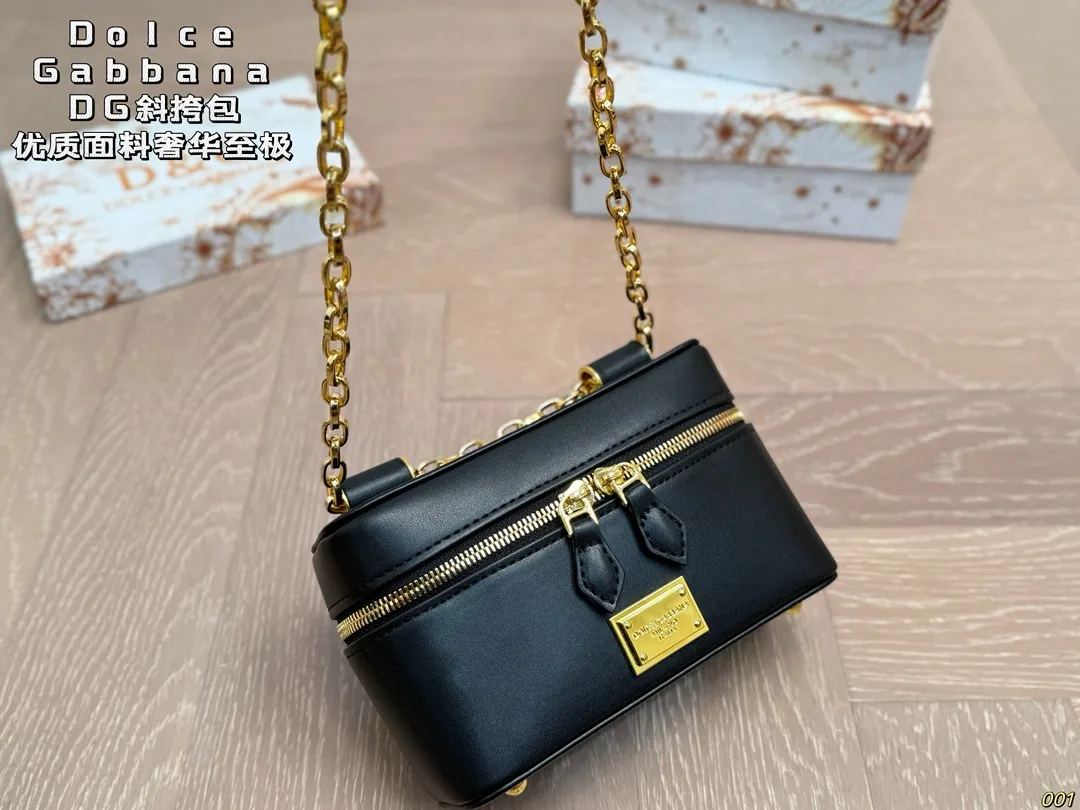 &yen;130配盒 Dolce & Gabbana 杜嘉班纳DG斜挎包 尊贵典雅的外形优质面料 奢华至极 与生俱来的英伦气息 高端品质独家订制 尺寸： 18 11