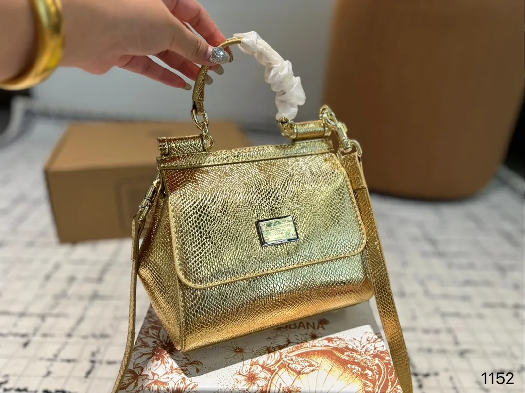 P135 礼盒🎁 DG 杜嘉班纳 新款 手提 单肩 斜挎款 官网最新包 喜欢的不得了 特别有腔调 颜值无敌高 复古 优雅 奢华 大气 ……想到一切美好的词都想给它 一定要入的款 尺寸 18.10.17