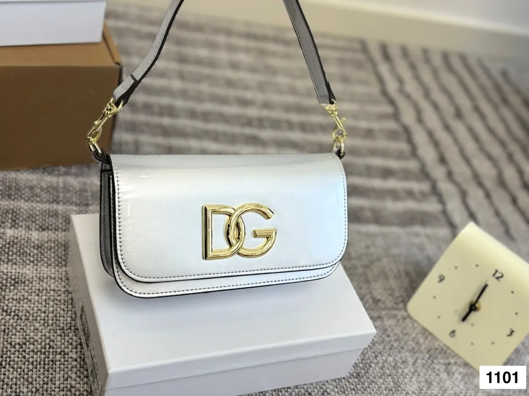 P125 配盒子 DG杜嘉班纳链条包 包包实在是太太太温柔了, 拿在手上少女感十足,仿佛时间停滞在听你诉说你们的故事~高级感满满!咱就是说,这个气 质就稳稳的拿捏住! #杜嘉班纳DG 尺寸22 13