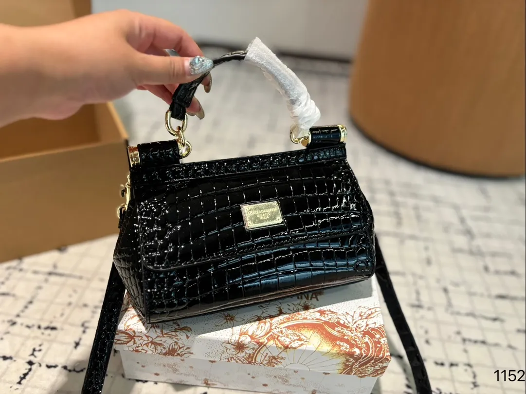 P130礼盒🎁 DG 杜嘉班纳 新款 手提 单肩 斜挎款 官网最新包 喜欢的不得了 特别有腔调 颜值无敌高 复古 优雅 奢华 大气 &hellip;&hellip;想到一切美好的词都想给它 一定要入的款 尺寸 20.7.13