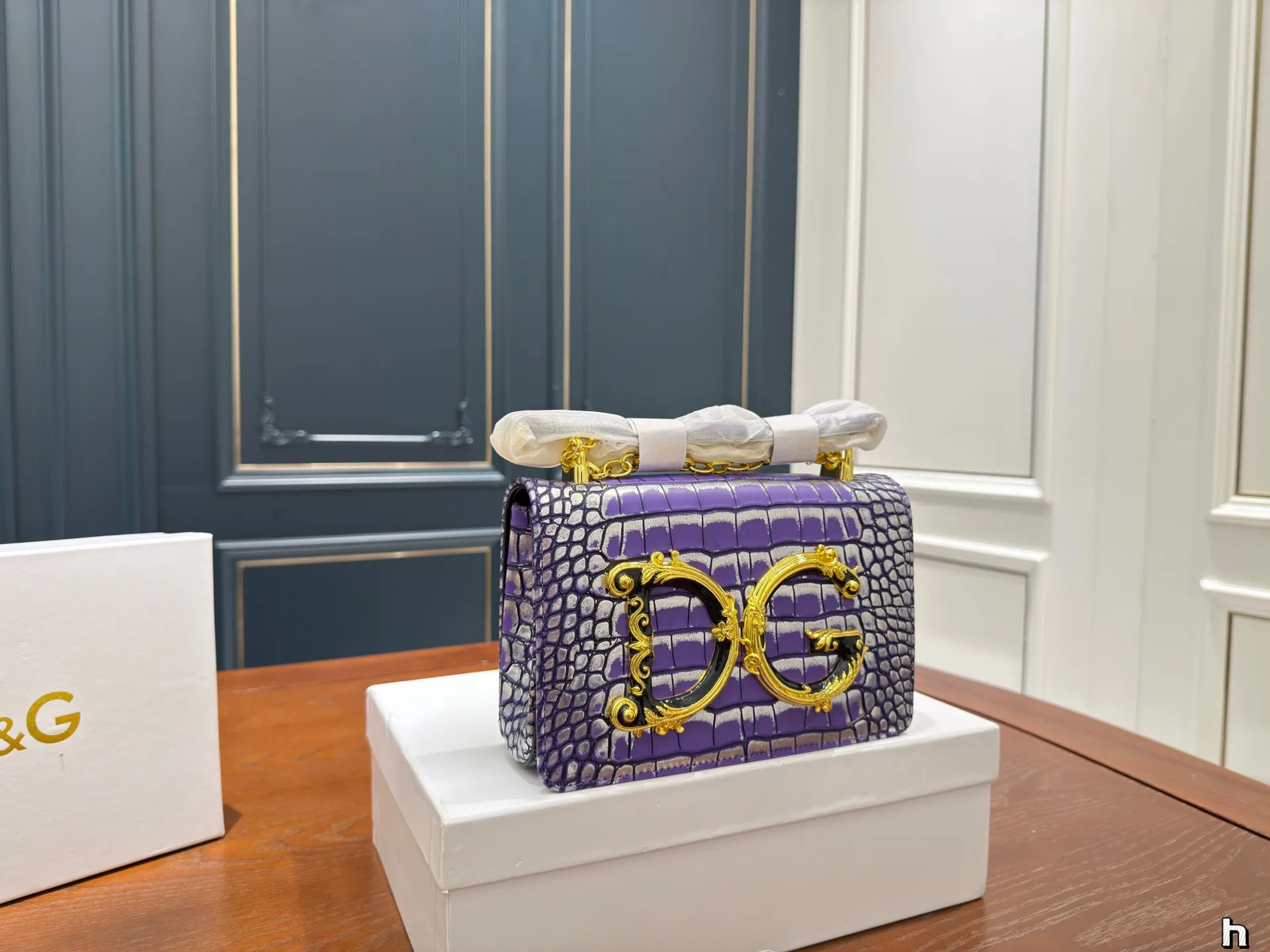 （配盒⚠️）p150 DG杜嘉班纳链条包 包包实在是太太太温柔了， 拿在手上少女感十足，仿佛时间停滞在听你诉说你们的故事~高级感满满!咱就是说，这个气 质就稳稳的拿捏住!尺寸21.5 14