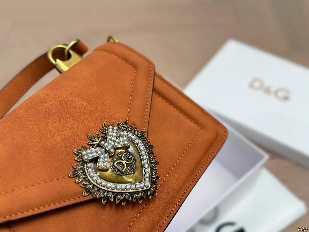 ¥140配盒 Dolce & Gabbana 杜嘉班纳DG斜挎包 尊贵典雅的外形优质面料 奢华至极 与生俱来的英伦气息 高端品质独家订制 尺寸:18 13