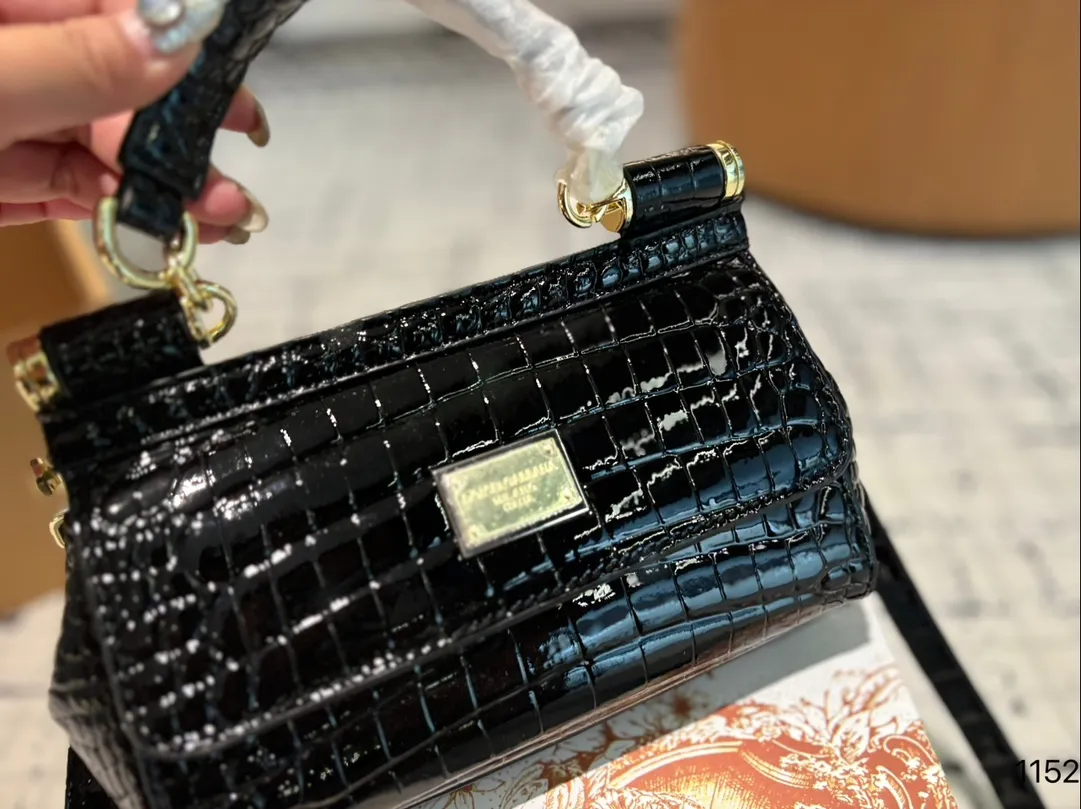 P130礼盒🎁 DG 杜嘉班纳 新款 手提 单肩 斜挎款 官网最新包 喜欢的不得了 特别有腔调 颜值无敌高 复古 优雅 奢华 大气 ……想到一切美好的词都想给它 一定要入的款 尺寸 20.7.13