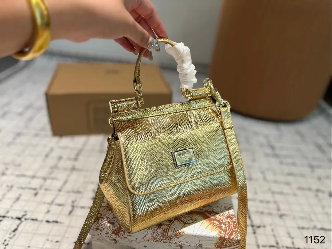 P135 礼盒🎁 DG 杜嘉班纳 新款 手提 单肩 斜挎款 官网最新包 喜欢的不得了 特别有腔调 颜值无敌高 复古 优雅 奢华 大气 &hellip;&hellip;想到一切美好的词都想给它 一定要入的款 尺寸 18.10.17