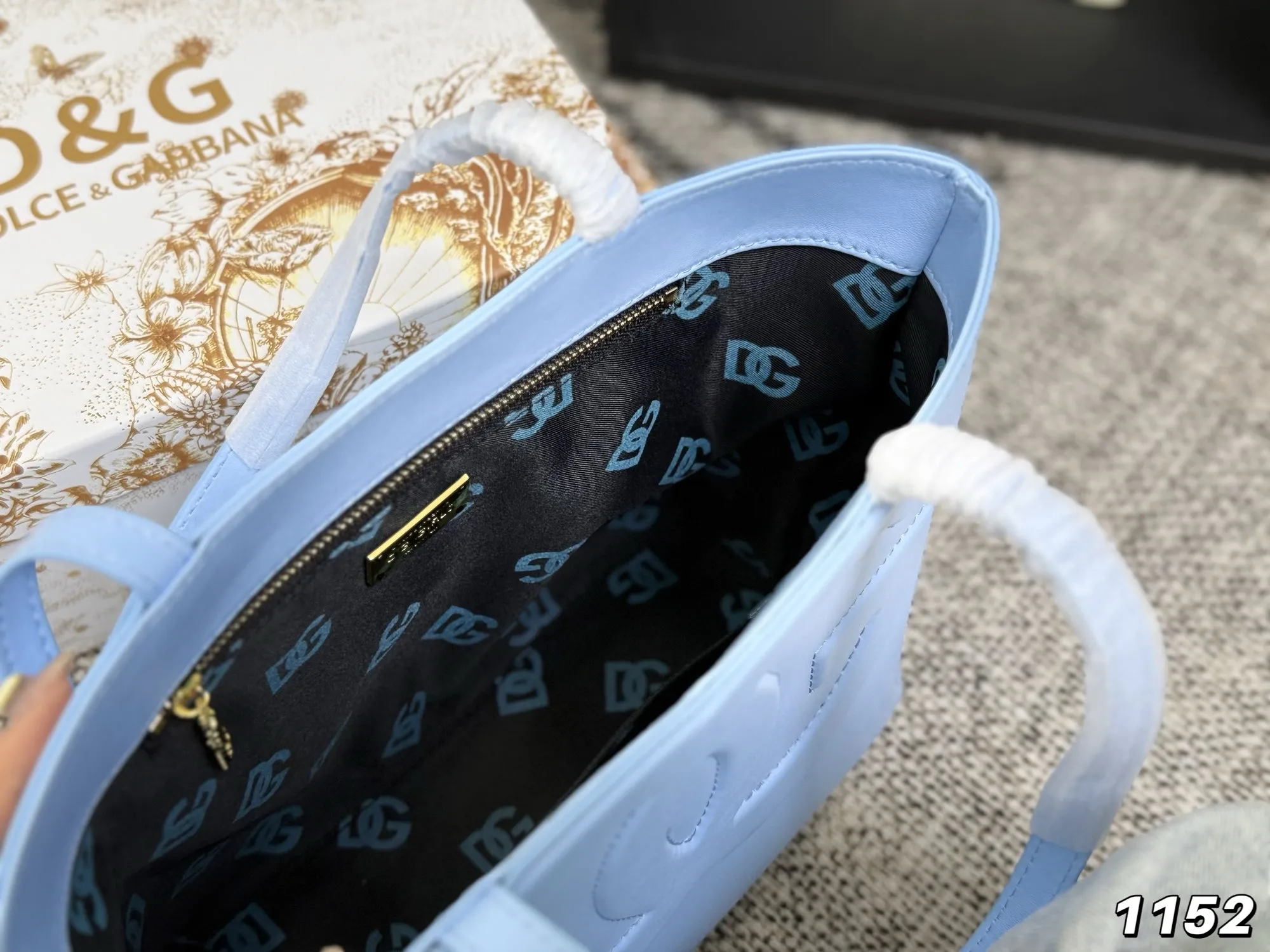 p105 配礼盒 尺寸23.20 DG 杜嘉班纳 托特包 超实用的一款 容量很ok 轻松装纳日常随身物品