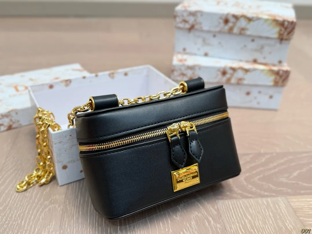 ¥130配盒 Dolce & Gabbana 杜嘉班纳DG斜挎包 尊贵典雅的外形优质面料 奢华至极 与生俱来的英伦气息 高端品质独家订制 尺寸: 18 11