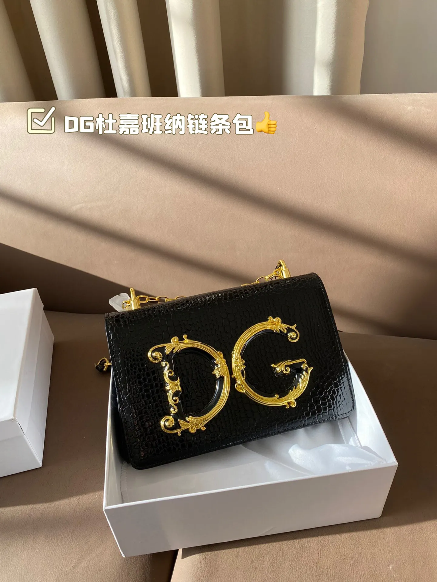 P150 配盒子 DG杜嘉班纳链条包 包包实在是太太太温柔了, 拿在手上少女感十足,仿佛时间停滞在听你诉说你们的故事~高级感满满!咱就是说,这个气 质就稳稳的拿捏住! #杜嘉班纳DG 尺寸22*14