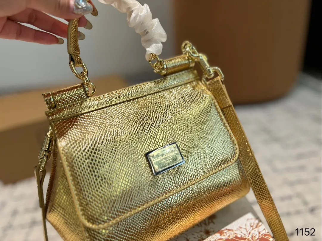 P135 礼盒🎁 DG 杜嘉班纳 新款 手提 单肩 斜挎款 官网最新包 喜欢的不得了 特别有腔调 颜值无敌高 复古 优雅 奢华 大气 &hellip;&hellip;想到一切美好的词都想给它 一定要入的款 尺寸 18.10.17