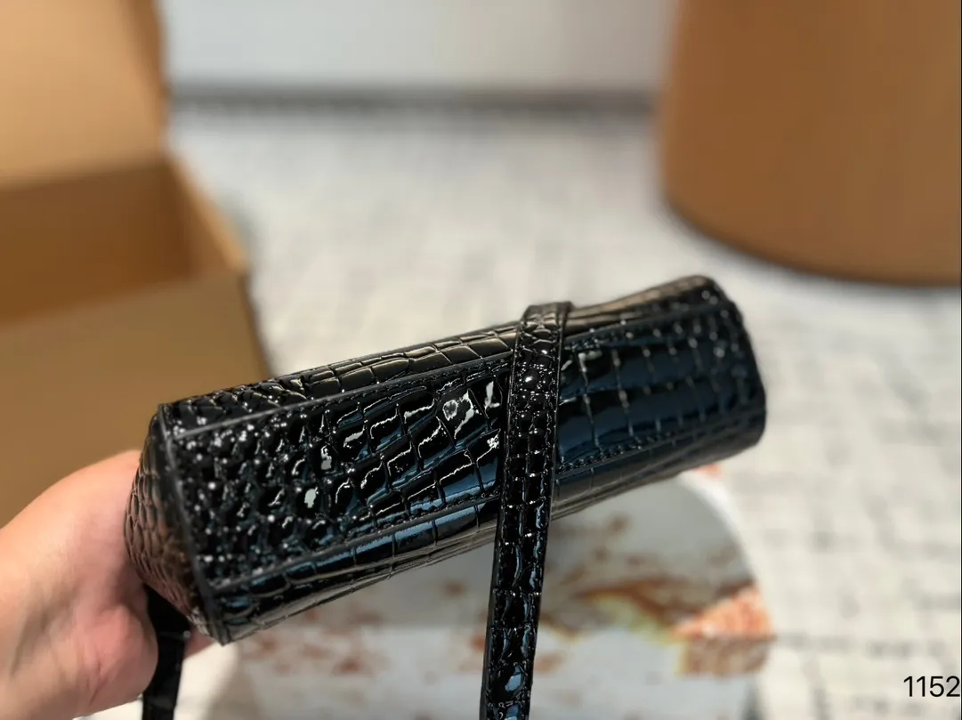 P130礼盒🎁 DG 杜嘉班纳 新款 手提 单肩 斜挎款 官网最新包 喜欢的不得了 特别有腔调 颜值无敌高 复古 优雅 奢华 大气 ……想到一切美好的词都想给它 一定要入的款 尺寸 20.7.13