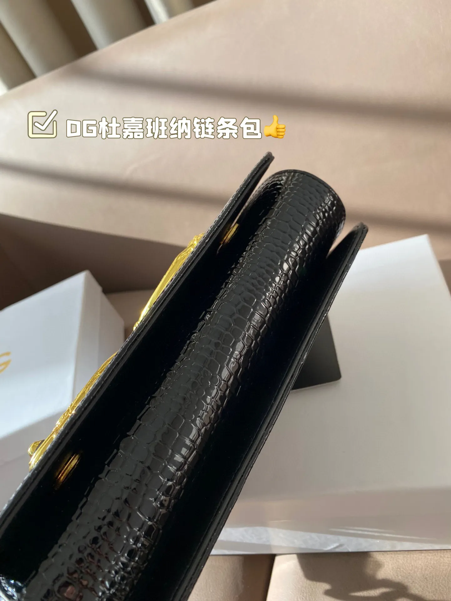 P150 配盒子 DG杜嘉班纳链条包 包包实在是太太太温柔了， 拿在手上少女感十足，仿佛时间停滞在听你诉说你们的故事~高级感满满!咱就是说，这个气 质就稳稳的拿捏住! #杜嘉班纳DG 尺寸22*14