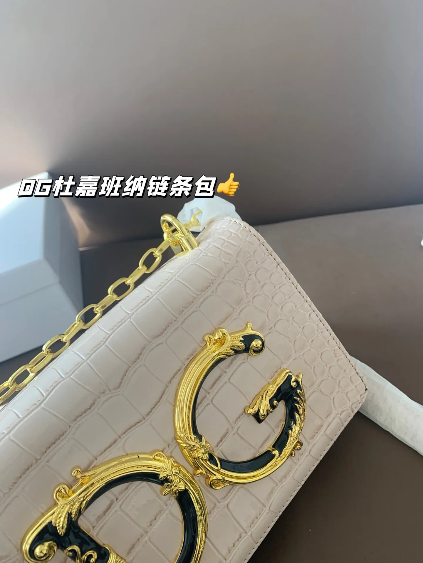 P150 配盒子 DG杜嘉班纳链条包 包包实在是太太太温柔了, 拿在手上少女感十足,仿佛时间停滞在听你诉说你们的故事~高级感满满!咱就是说,这个气 质就稳稳的拿捏住! #杜嘉班纳DG 尺寸21*15