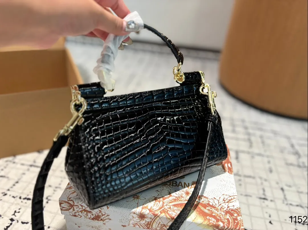 P130礼盒🎁 DG 杜嘉班纳 新款 手提 单肩 斜挎款 官网最新包 喜欢的不得了 特别有腔调 颜值无敌高 复古 优雅 奢华 大气 ……想到一切美好的词都想给它 一定要入的款 尺寸 20.7.13