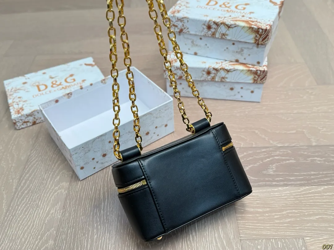 &yen;130配盒 Dolce & Gabbana 杜嘉班纳DG斜挎包 尊贵典雅的外形优质面料 奢华至极 与生俱来的英伦气息 高端品质独家订制 尺寸： 18 11