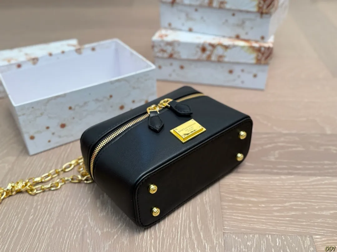 ¥130配盒 Dolce & Gabbana 杜嘉班纳DG斜挎包 尊贵典雅的外形优质面料 奢华至极 与生俱来的英伦气息 高端品质独家订制 尺寸: 18 11