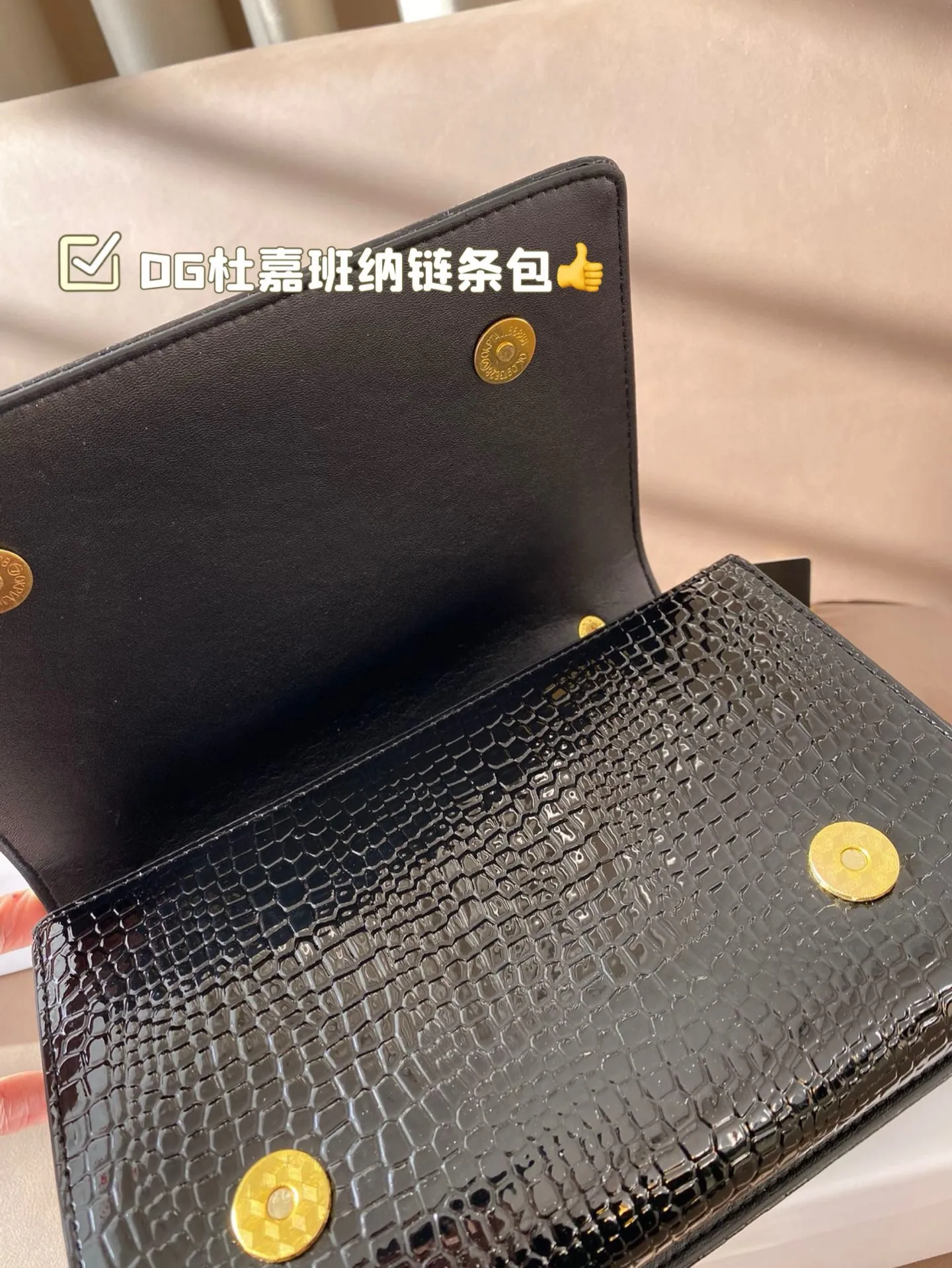 P150 配盒子 DG杜嘉班纳链条包 包包实在是太太太温柔了， 拿在手上少女感十足，仿佛时间停滞在听你诉说你们的故事~高级感满满!咱就是说，这个气 质就稳稳的拿捏住! #杜嘉班纳DG 尺寸22*14