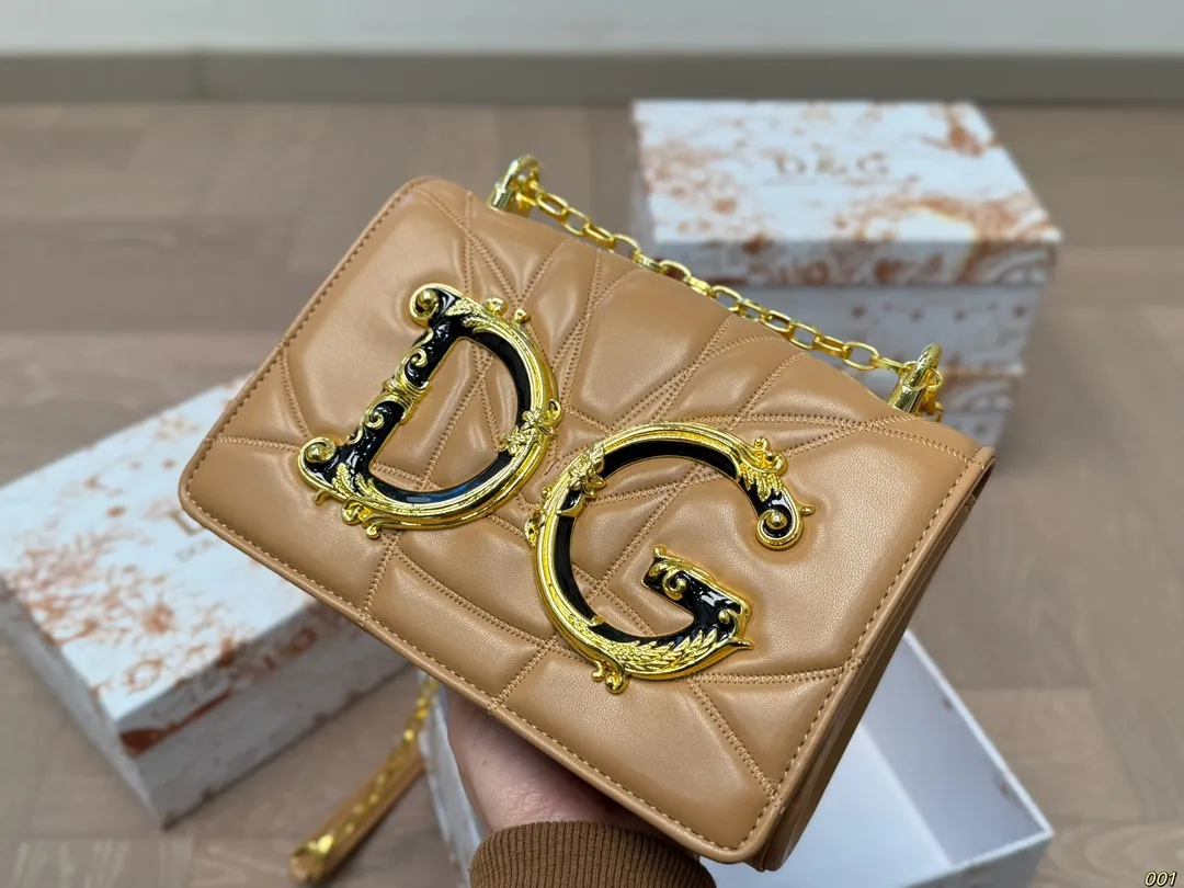 ¥130配盒 Dolce & Gabbana 杜嘉班纳DG斜挎包 尊贵典雅的外形优质面料 奢华至极 与生俱来的英伦气息 高端品质独家订制 尺寸: 22 14