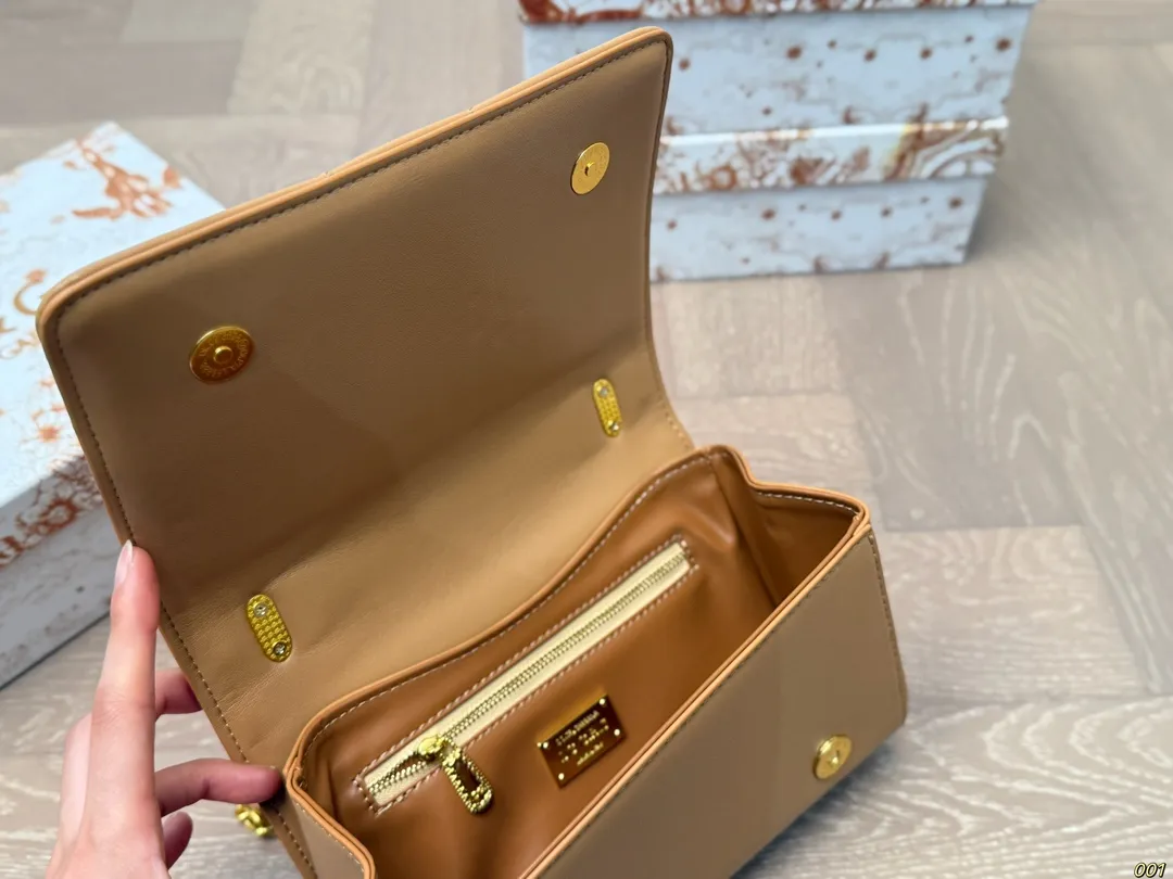 &yen;130配盒 Dolce & Gabbana 杜嘉班纳DG斜挎包 尊贵典雅的外形优质面料 奢华至极 与生俱来的英伦气息 高端品质独家订制 尺寸： 22 14