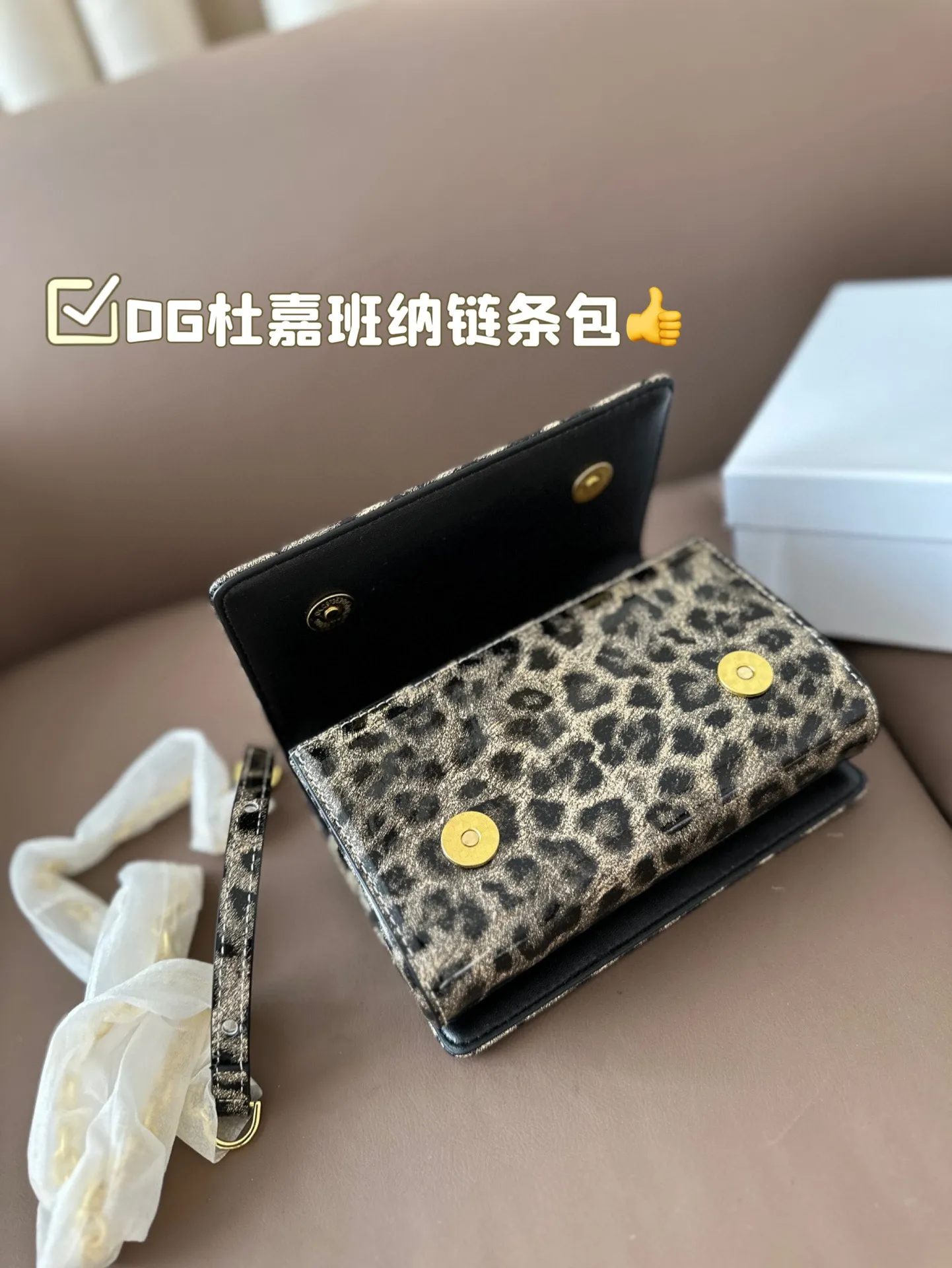 P145 配盒子 DG杜嘉班纳链条包 包包实在是太太太温柔了， 拿在手上少女感十足，仿佛时间停滞在听你诉说你们的故事~高级感满满!咱就是说，这个气 质就稳稳的拿捏住! #杜嘉班纳DG 尺寸18 11