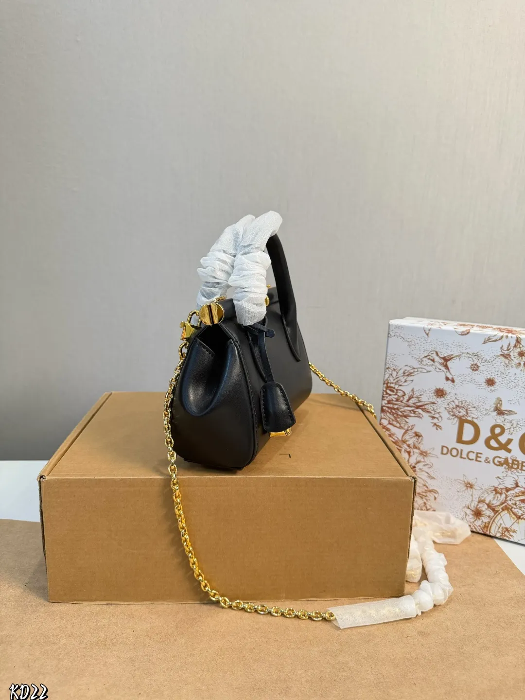 ❤️P150（礼盒包装）❤️ 杜嘉班纳DG链条包独家旋锁开合、悄然诉说着另一个时代 在永恒传统与现代优雅之间创造和谐Marlene包包质感完全在线，五金太精致了，背出高级感不管是送爱人还是犒劳自己，都是超赞选择，让浪漫与实用并存，轻松成为约会C位~ 尺寸：19 14cm