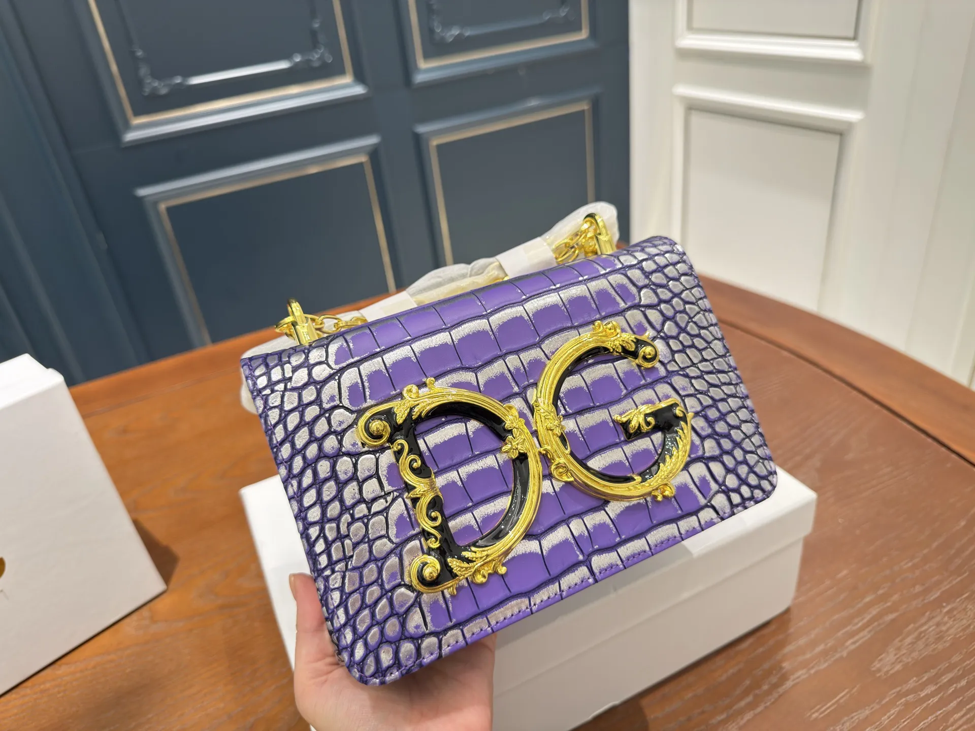 (配盒⚠️)p150 DG杜嘉班纳链条包 包包实在是太太太温柔了, 拿在手上少女感十足,仿佛时间停滞在听你诉说你们的故事~高级感满满!咱就是说,这个气 质就稳稳的拿捏住!尺寸21.5 14