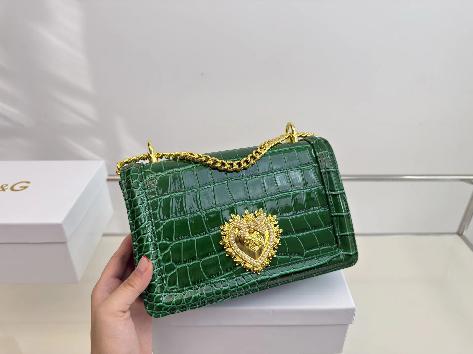 (配礼盒⚠️)p155 DG杜嘉班纳链条包 包包实在是太太太温柔了, 拿在手上少女感十足,仿佛时间停滞在听你诉说你们的故事~高级感满满!咱就是说,这个气 质就稳稳的拿捏住! 尺寸22.14