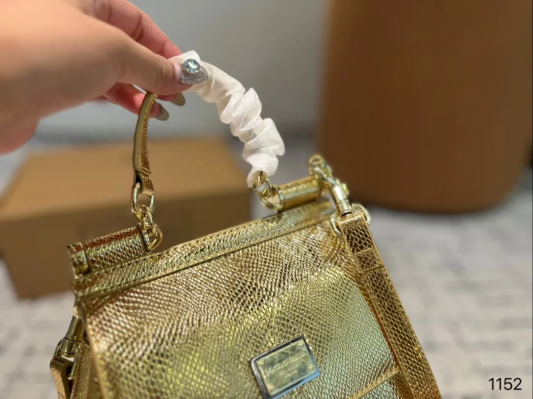 P135 礼盒🎁 DG 杜嘉班纳 新款 手提 单肩 斜挎款 官网最新包 喜欢的不得了 特别有腔调 颜值无敌高 复古 优雅 奢华 大气 &hellip;&hellip;想到一切美好的词都想给它 一定要入的款 尺寸 18.10.17